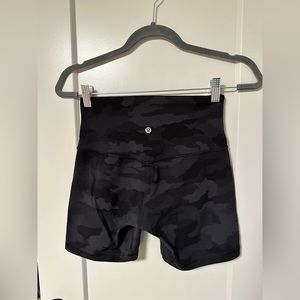 Lululemon align camo 4” biker shirt